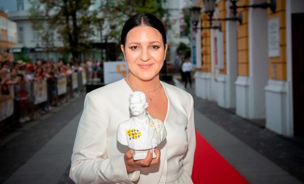 Безрукова, Чадов, Муцениеце: звезды на закрытии «Горький fest» Российские знаменитости прошлись по красной дорожке закрытия кинофестиваля и чествовали победителей конкурса