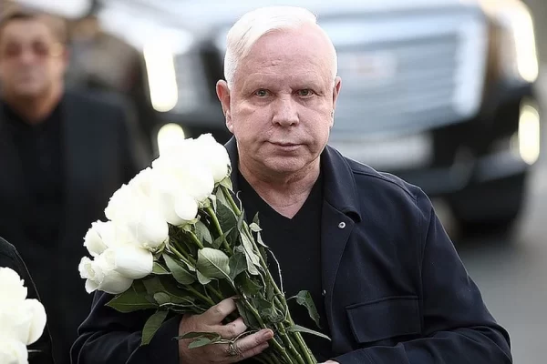 Арт-директор Бориса Моисеева ответил на слухи о тяжелом состоянии артиста