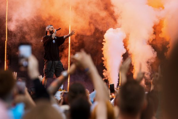 Фанатка Крида упала в обморок, Клава Кока продала билет на концерт за 10 млн: на VK Fest в Питере было жарко даже под дождем