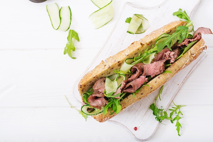 Французский шик — на пикник: готовим пикантный сэндвич с зеленью и ветчиной
