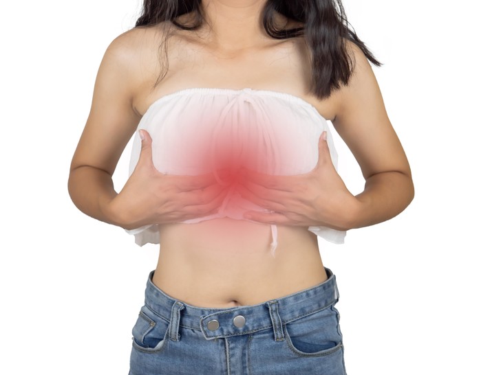 Гинеколог назвала причины, почему болит грудь у женщины — рака среди них нет