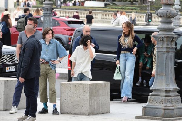 Пока Лопес и Аффлек наслаждаются медовым месяцем, их дочек путают с мальчиками