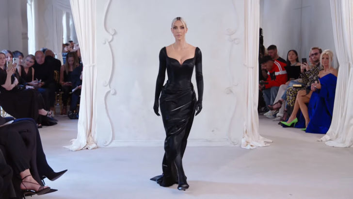 Полдень в Париже: Рената Литвинова стала звездой показа Balenciaga