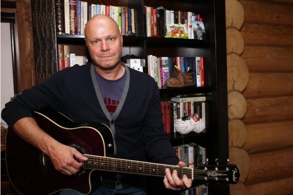 Собирали стадионы, а теперь — квартирники: черный список артистов лишил «Несчастный случай» и Кортнева прежних заработков