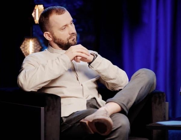 Стендап-комик Руслан Белый отсудил у застройщика 3,6 млн за две квартиры