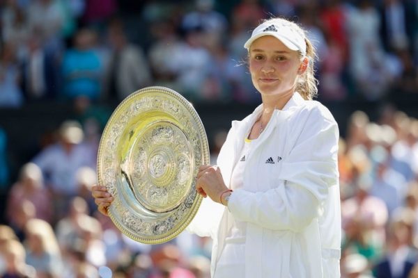 Все обсуждают кеды теннисистки Рыбакиной: где купить похожие?