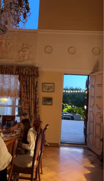 Хрустальные люстры и античные барельефы: 5 фото подмосковной дачи Пугачевой, где ее внук Никита отметил деревянную свадьбу