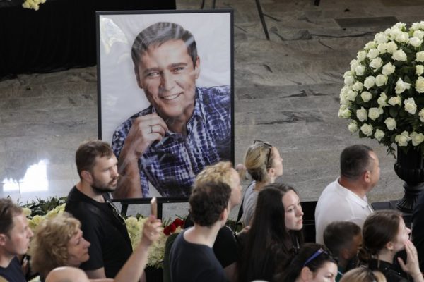 «Юра любит хоккей и картинг»: первое интервью Шатунова до «Белых роз» и полных залов