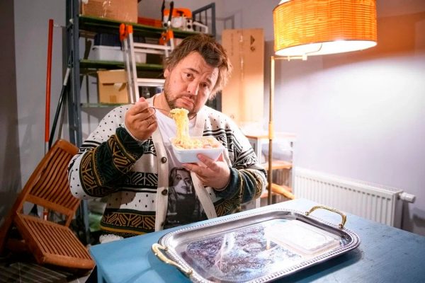 1 Сергей Жуков вернулся к роли продюсера в сериале: первые кадры Солист группы «Руки вверх!» вновь появится на экране в образе автора хитов Евгенича