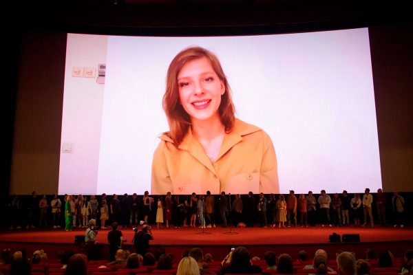 1 Бледанс, Макеева и другие на премьере фильма с Арзамасовой Смотрите репортаж с красной дорожки показа семейной картины «Легенды Орленка»