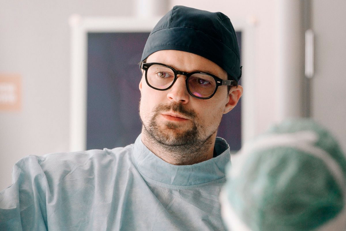 Козловский и Исакова в белых халатах: фото со съемок нового сериала Актеры появятся вместе в сериале про больницу, где лечат заболевания сверхъестественного характера