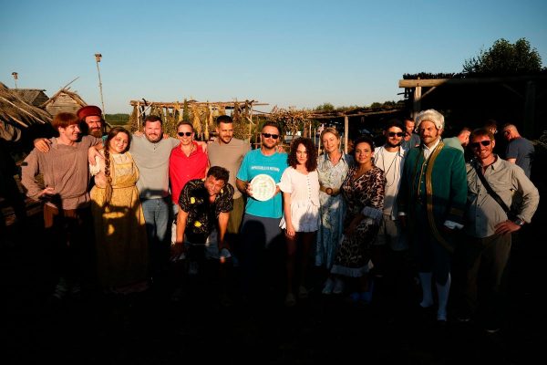 15 Бикович и Охлобыстин воссоединились на съемках «Холопа 2» К актерам на площадке присоединилась Аглая Тарасова