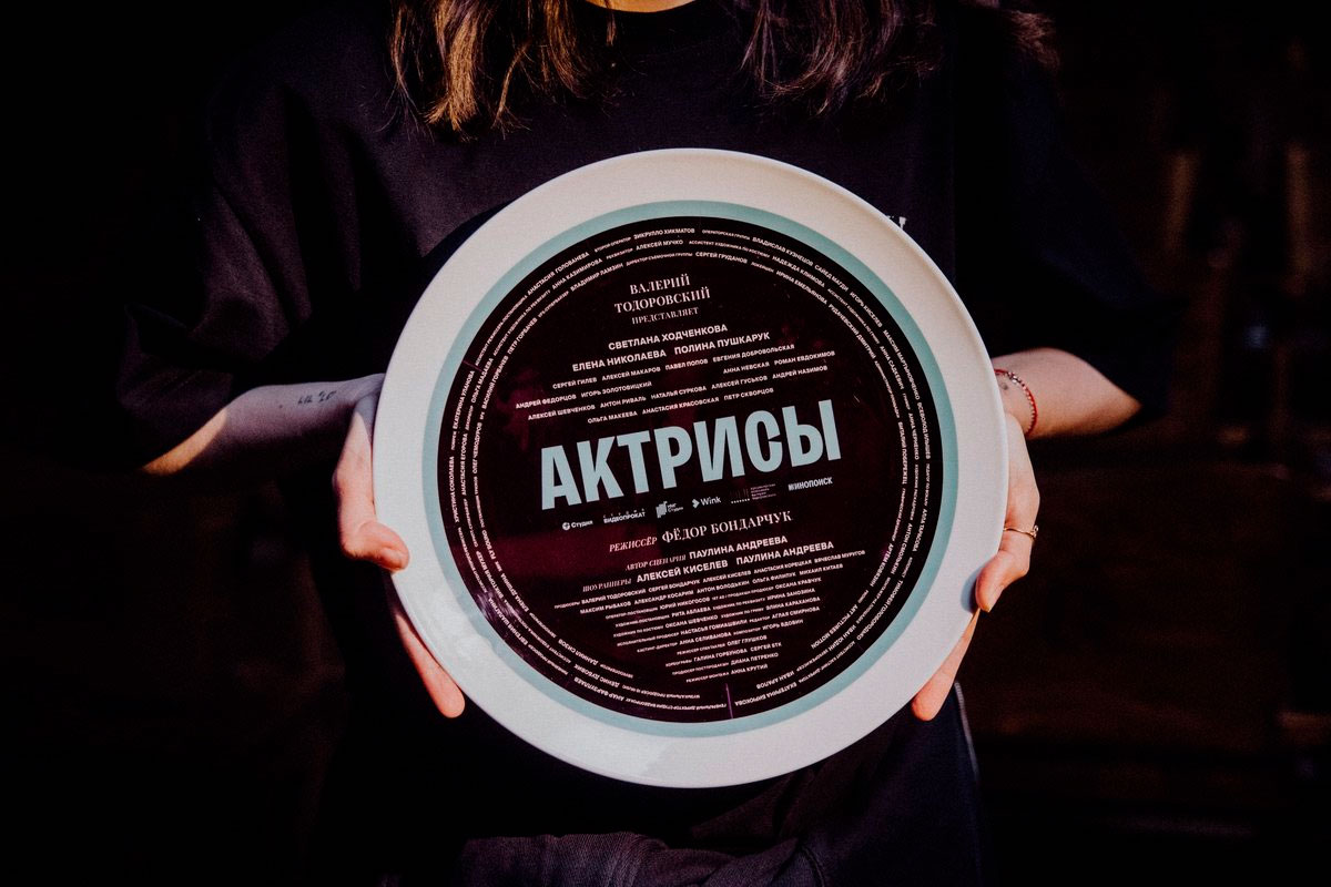 Бондарчук снимает сериал с Ходченковой по сценарию жены: первые фото Смотрите репортаж со съемочной площадки драмеди «Актрисы»