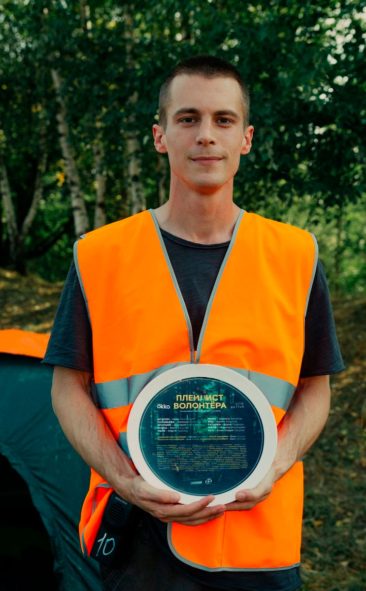 Иван Янковский играет волонтера: фото со съемок сериала Актер получил главную роль в экранизации романа «Плейлист волонтера»