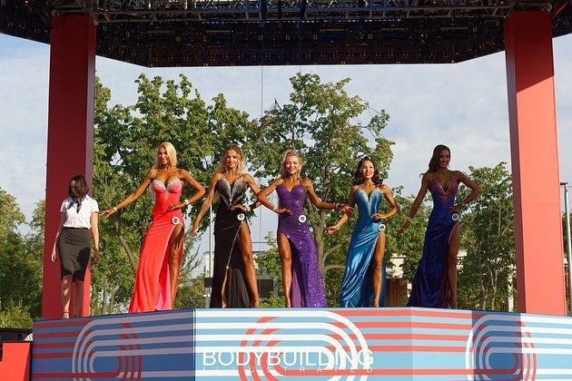 Барби с горой мышц: 7 фото моделей фитнес-бикини на фоне Москвы, от которых становится жарко