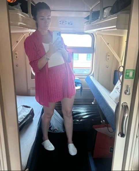Блиновская выкупила целое купе поезда в Крым и все равно осталась недовольна