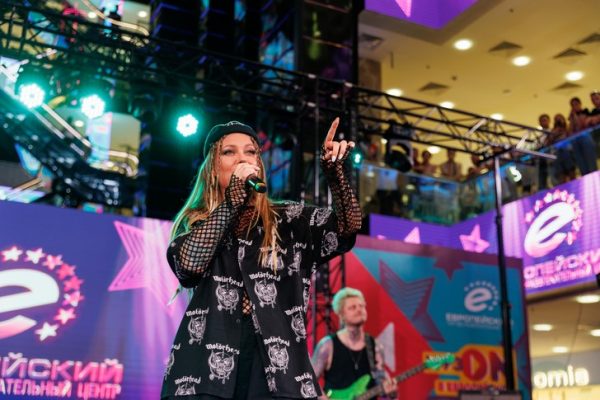 Бузова про нехватку времени, Чеботина о гелендвагене: о чем говорили звезды на «МУЗON FEST»