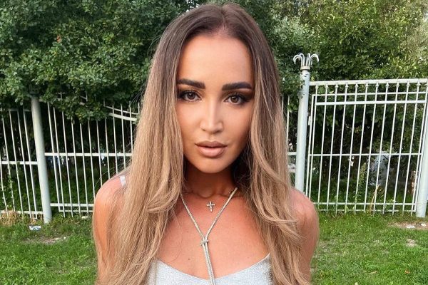 Бузову раскритиковали в сети за фото в купальнике