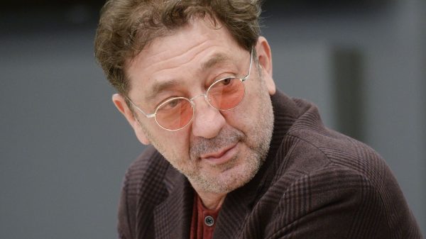 Григорий Лепс подарил нательный крест певцу Shaman