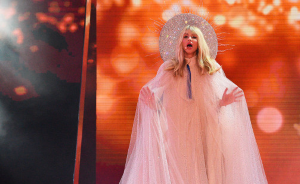 Лобода развернула украинский флаг на концерте в Риге