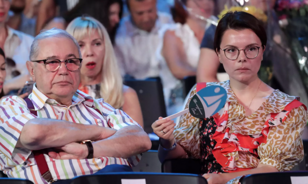 Молодая жена Петросяна объяснила отъезд из России