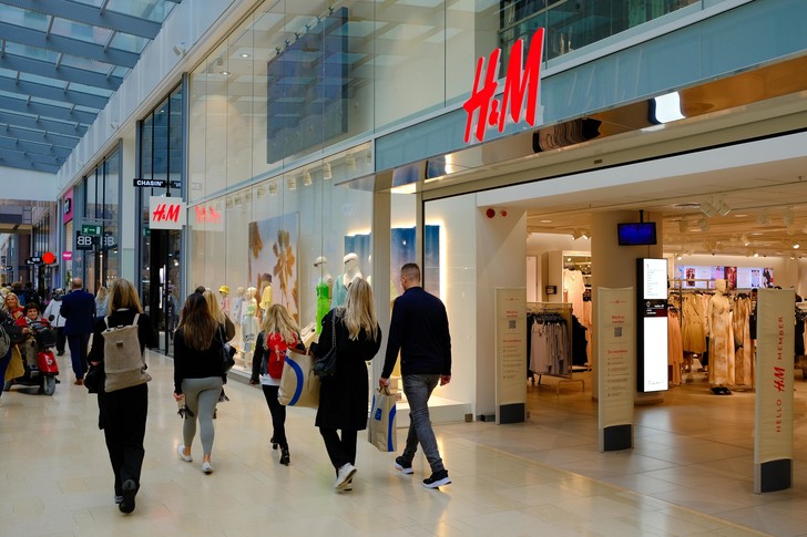 Москвичи готовы стоять в очереди часами, чтобы попасть на распродажу в H&M