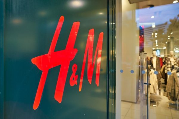 Москвичи готовы стоять в очереди часами, чтобы попасть на распродажу в H&M