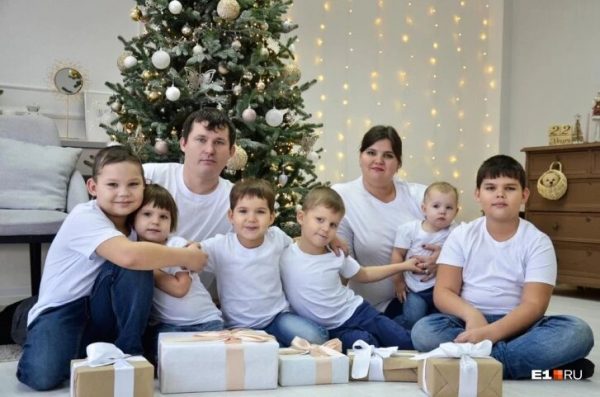 «На завтрак — яичница из 20 яиц»: как живет семья с шестью детьми