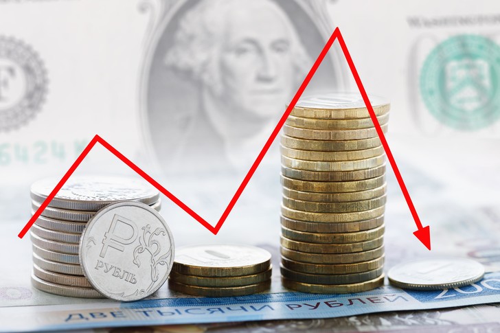 «Покупали по 100 рублей? Вложения уже не отбить»: аналитик спрогнозировал курс доллара на осень