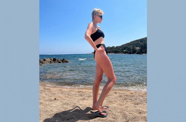 Рената Литвинова показалась в бикини и заявила о недовольстве своей внешностью