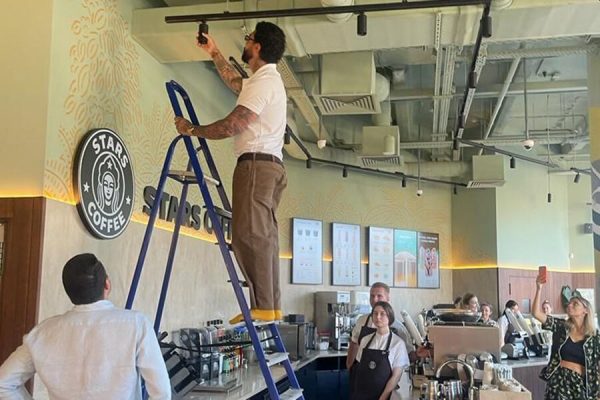 Тимати лично вкрутил лампочки в Stars Coffee перед открытием