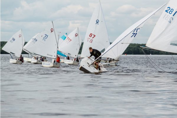 Ветер в волосах и шум волн: «Конаково Ривер Клаб» приглашает на парусный фестиваль «Народная регата»