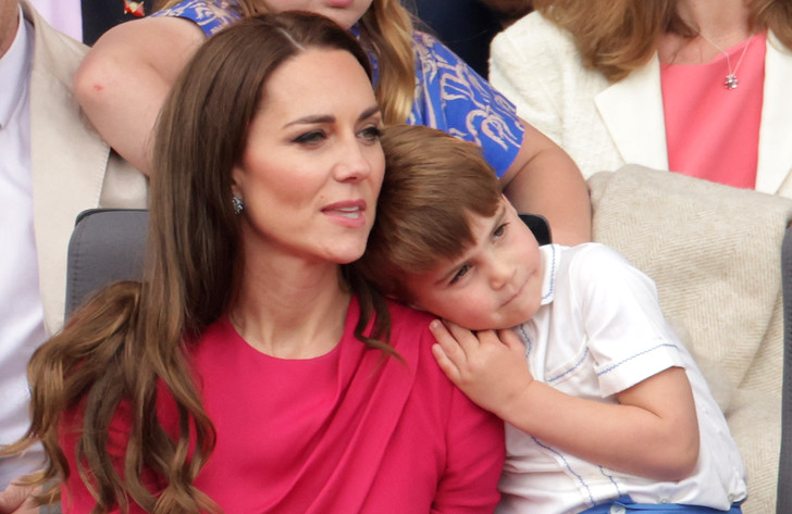 4-летний принц Луи заставил весь мир плакать — что он сказал о смерти бабушки-королевы?