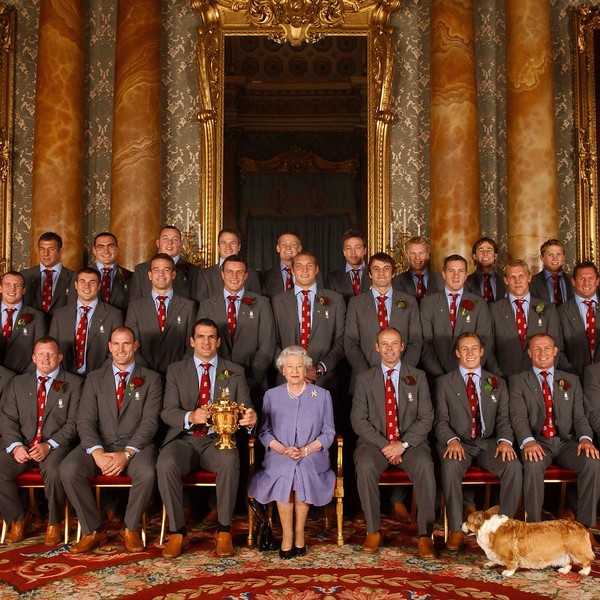 Елизавета II со сборной Англии регби (и корги)