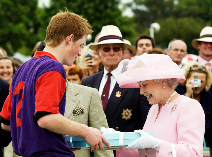 Это трогательное обращение принца Гарри к умершей бабушке растрогает любого