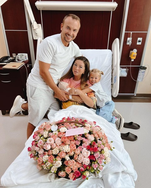 Игорь Сивов и Нюша со своими детьми 