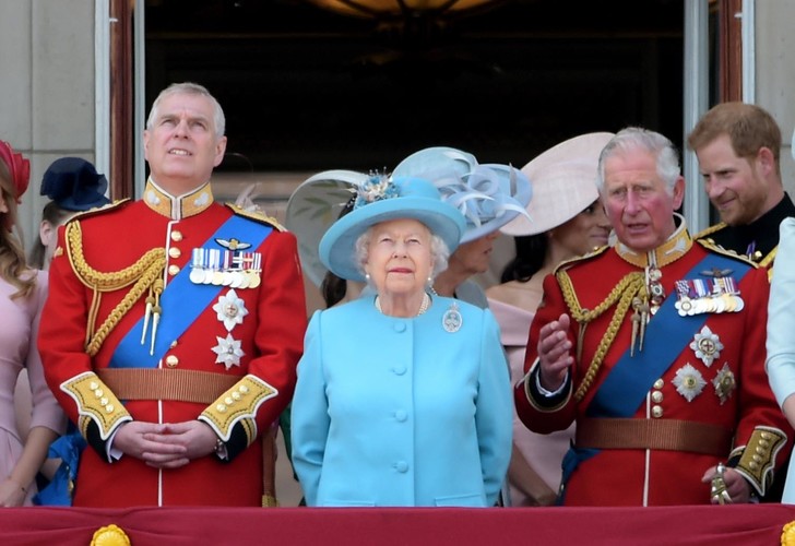 Принц Эндрю, Елизавета II и принц Чарльз 