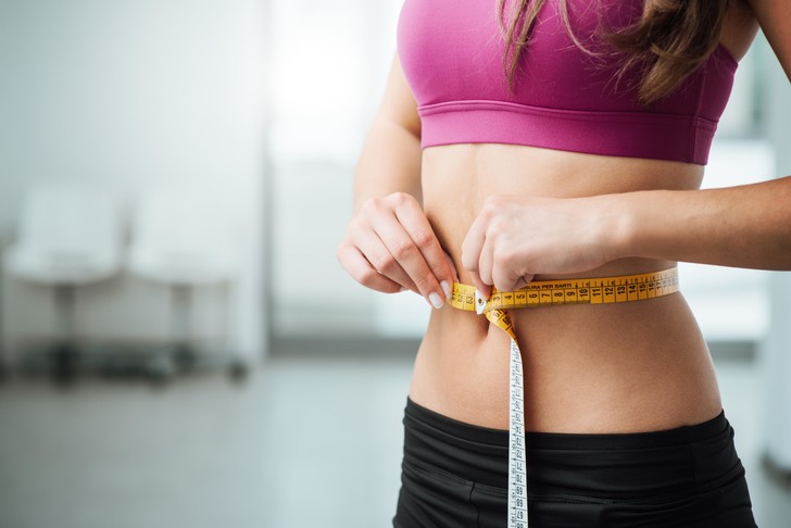 Не помогут ни спорт, ни диеты: психолог назвала 4 причины, почему копится жир на животе и боках