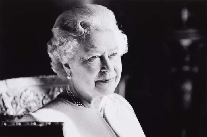 «Она была любима людьми в Британии и за ее пределами»: англичане скорбят по умершей Елизавете II