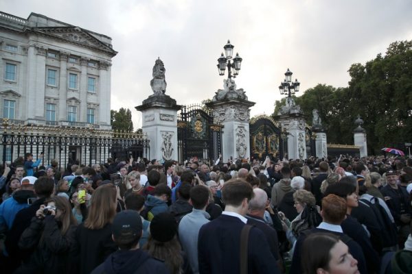 «Она была любима людьми в Британии и за ее пределами»: англичане скорбят по умершей Елизавете II