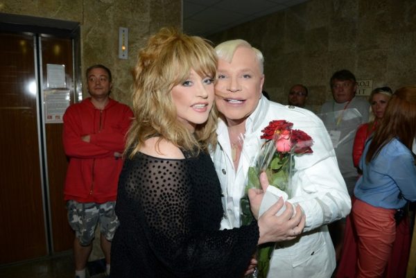 Пугачева улетела из страны, не дождавшись прощания с Моисеевым