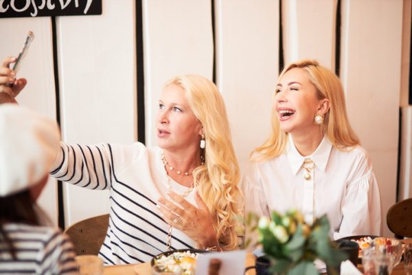 Вспоминали, как отдыхали на теплых курортах: звезды на завтраке в греческом ресторане