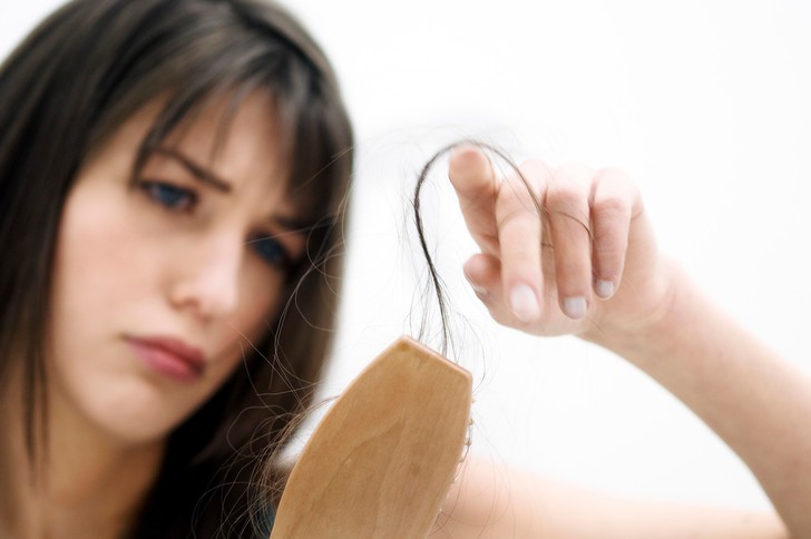 Выпадение волос после родов: причины и лечение