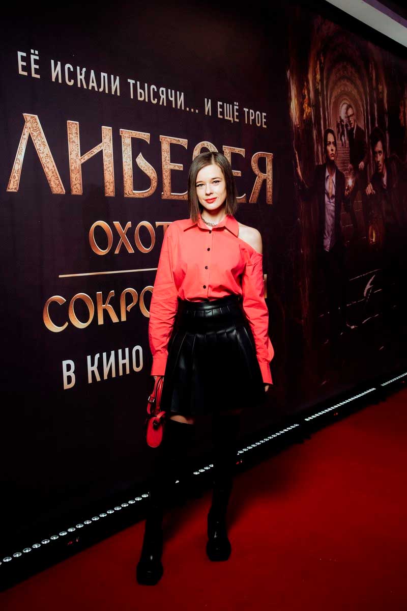 Шпица, Яглыч и другие звезды на премьере фильма с Серебряковым Артисты поддержали выход приключенческой картины «Либерея: Охотники за сокровищами»