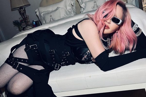 64-летняя Мадонна устроила фотосессию в корсете и ремнях на кровати