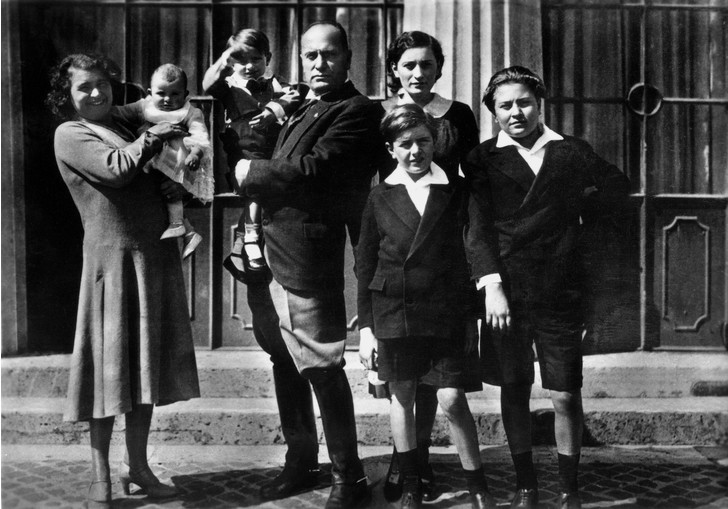 Бенито Муссолини и Ракеле Гуиди с детьми 