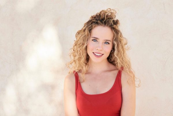 «Кудрявый метод»: как уложить вьющиеся волосы в роскошные локоны