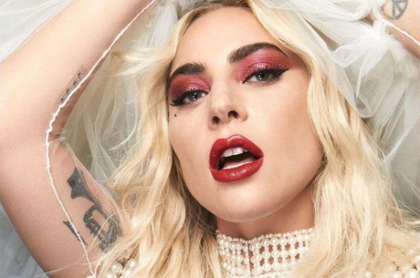 Леди Гага пришла на мероприятие с выбеленным лицом и в рваных колготках