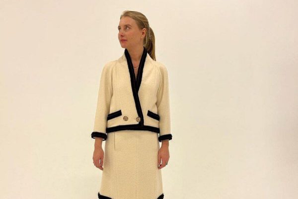 Оксана Лаврентьева продает «патриотичный» костюм Chanel с гербом РФ на пуговицах