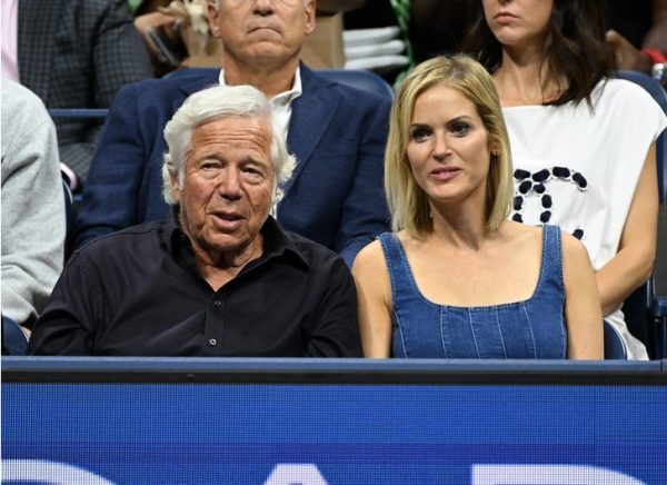 Самая секретная свадьба года: 81-летний жених-миллиардер, 47-летняя невеста-офтальмолог, за роялем Элтон Джон